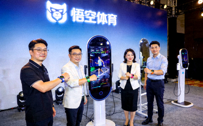 悟空体育平台发布会现场，嘉宾正在体验智能运动设备